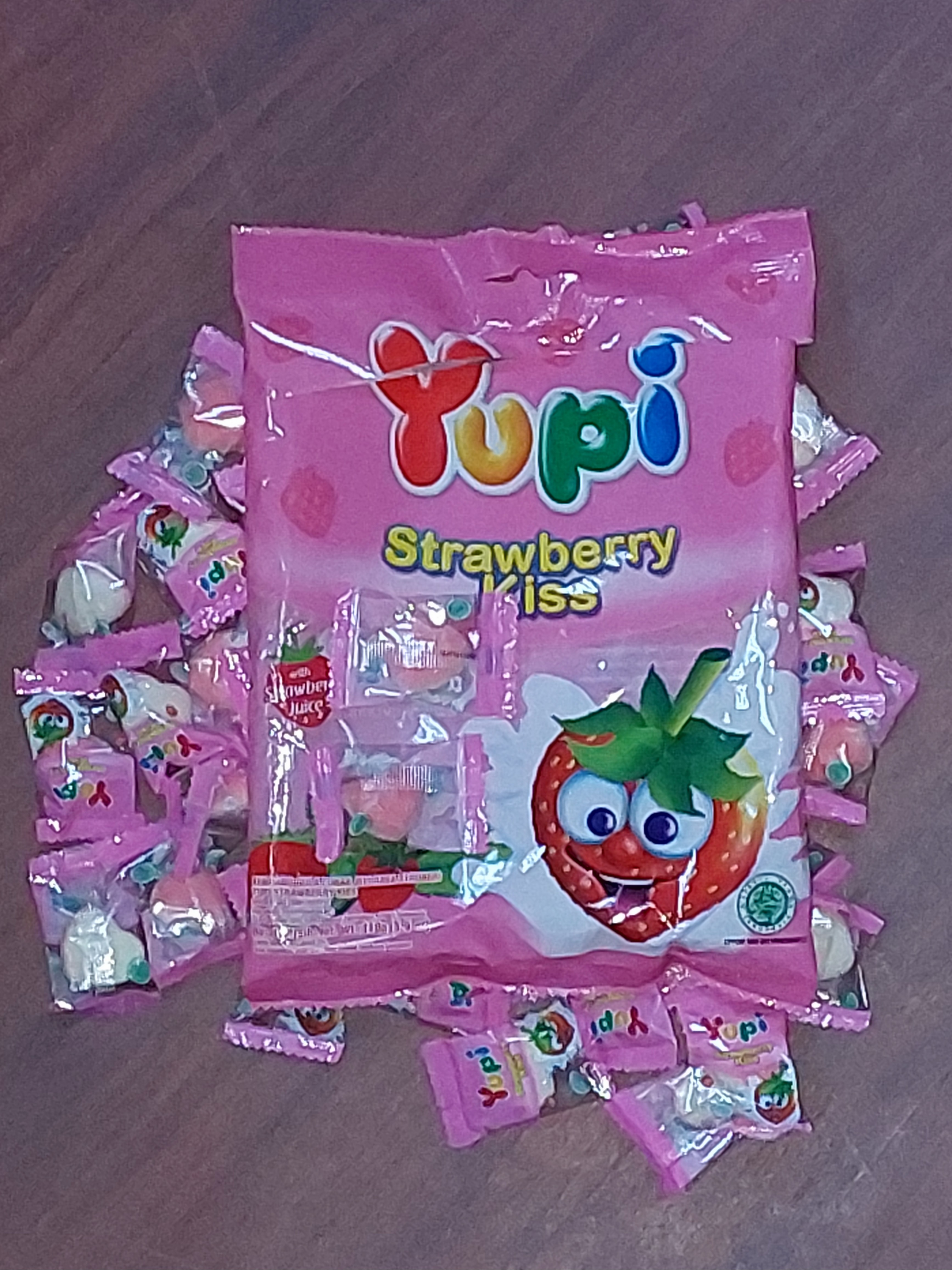 [ 110g x 24 packs ] Yupi Strawberry Kisses [ Est. 48 small Pcs per pack ]